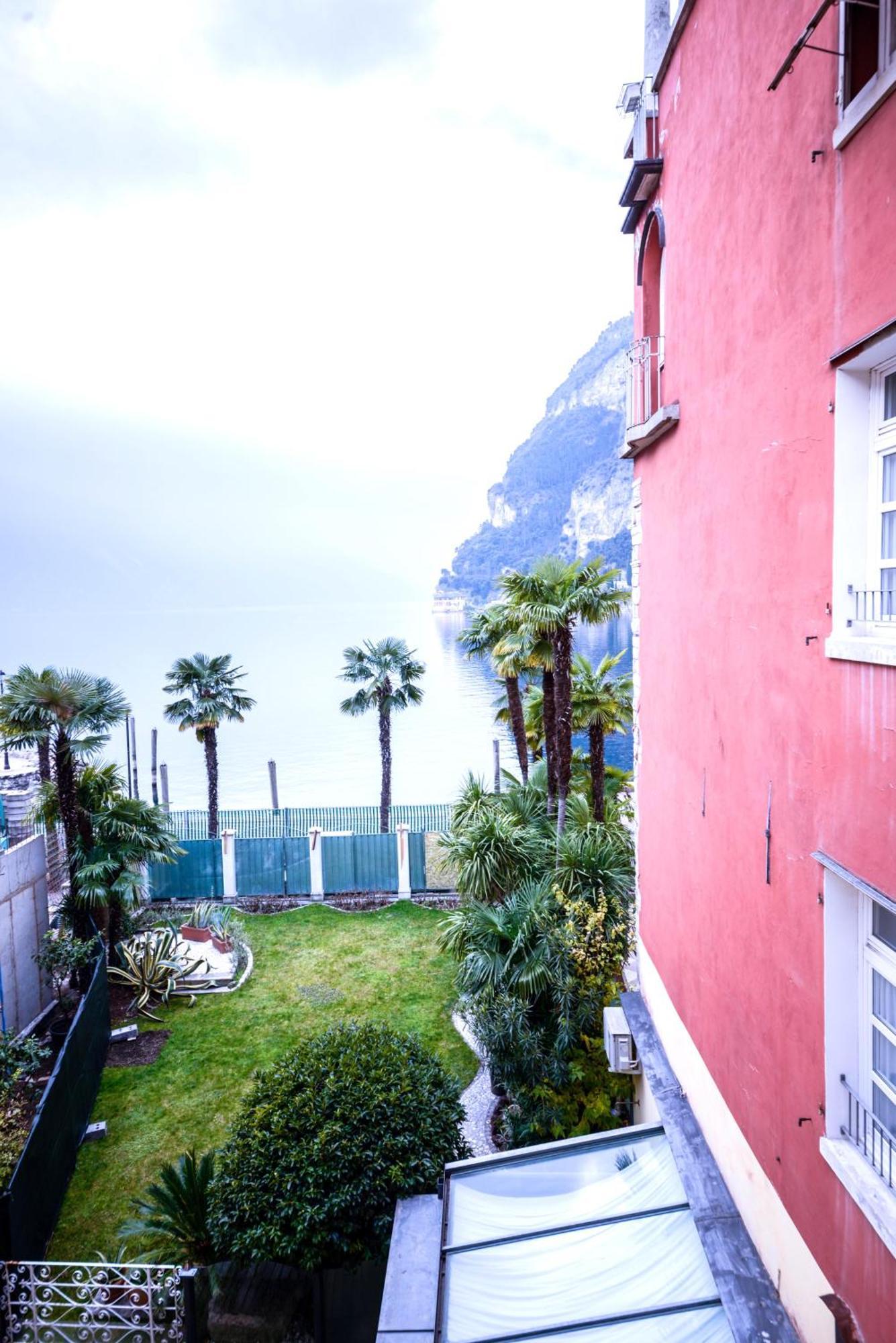 Queen Of The Lake Lejlighed Riva del Garda Eksteriør billede